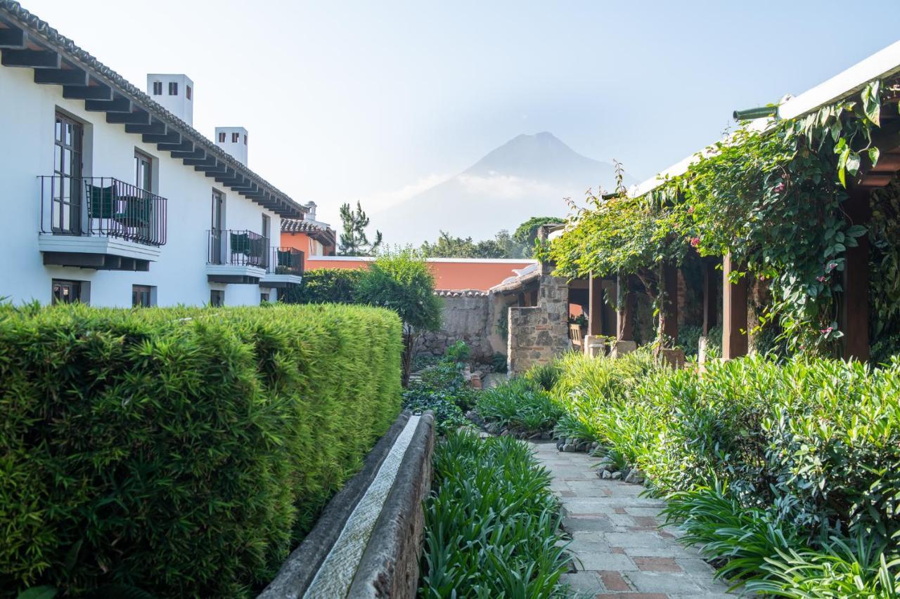 Hotel Museo Spa Casa Santo Domingo Antigua Exterior photo View of the hotel with the volcano in the background