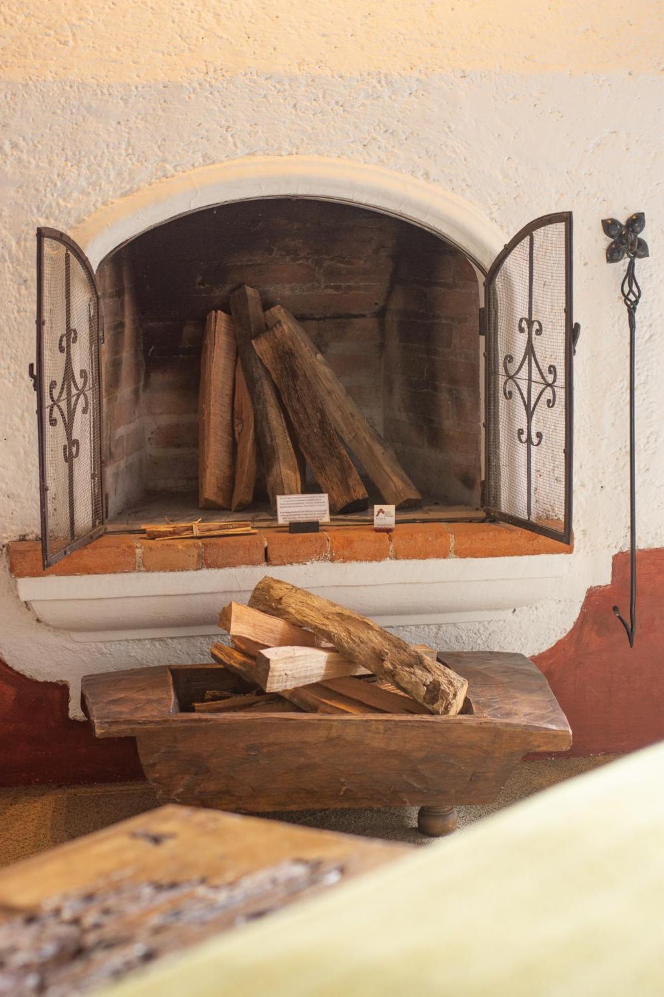 Hotel Museo Spa Casa Santo Domingo Antigua Exterior photo A fireplace