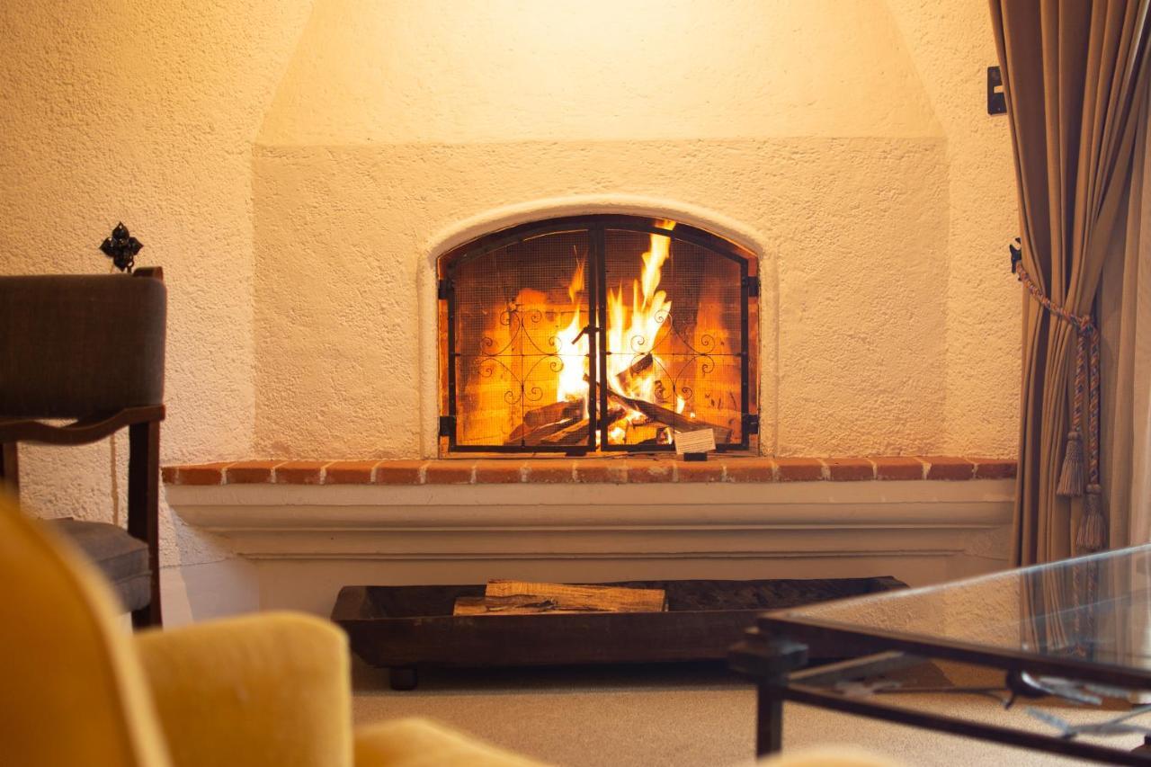 Hotel Museo Spa Casa Santo Domingo Antigua Exterior photo A fireplace